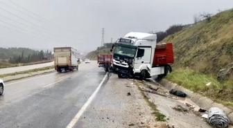 Balıkesir Gönen'de Yağış Nedeniyle Tır Devrildi, Şoför Yaralandı