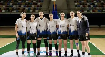 İzmit Belediyespor, Hatay Büyükşehir Belediyespor'u farklı mağlup etti