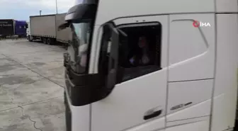 'Kafkasların Kraliçesi' Esra Yılmaz, Tır Şoförlüğünde Evini Yollara Taşıyor