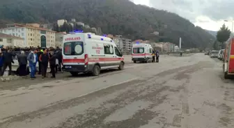 İnebolu'da Otomobil Çaya Uçtu: 3 Yaralı