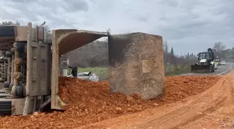 Balıkesir'de maden ocağından hafriyat taşıyan kamyon devrildi, bir kişi yaralandı