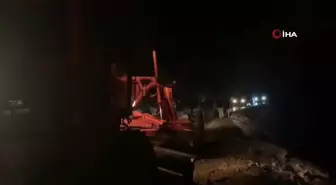 Tunceli'de dağdan kopan devasa kayalar, yolu trafiğe kapattı