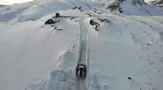 Yüksekova'da karla mücadele çalışmaları devam ediyor