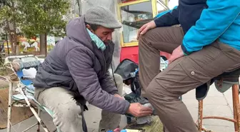 Aksaray'da 32 Yıldır Ayakkabı Boyayan Adam Hem Ev Sahibi Oldu Hem de Çocuklarını Okuttu