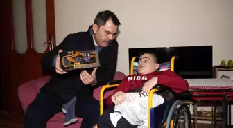 İstanbul Büyükşehir Belediye Başkanı adayı Murat Kurum, engelli çocuğa oyuncak dozer hediye etti