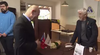İzmir Büyükşehir Belediye Başkanı Tunç Soyer, Prof. Dr. Ali Barutçu'nun sergi ve kitap tanıtımına katıldı