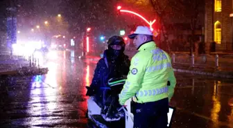 Edirne'de kar yağışı sebebiyle trafiğe çıkışı yasaklanan motosiklet ve elektrikli scooterlara yönelik denetimlerde kaçma anları yaşandı