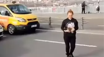 Unkapanı Köprüsü'nde Kadın, Mahsur Kalmış Yavru Kediyi Kurtardı