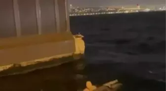 Karaköy açıklarında vapurdan düşen yolcu seyyar satıcının müdahalesiyle kurtarıldı