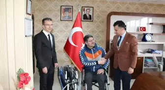 Engelli Milli Bilek Güreşi Sporcusuna Akülü Araba Hediye Edildi