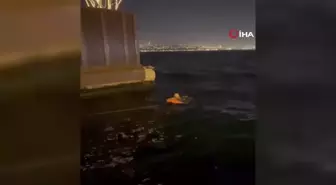 İstanbul Boğazı'nda can pazarı! Vapurdan düşen şahsı, denize atlayan midyeci kurtardı
