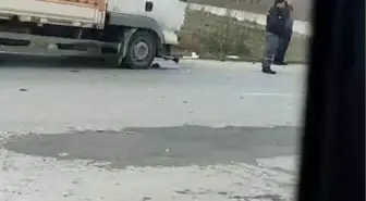Akyazı'da Kamyon ve Otomobil Kafa Kafaya Çarpıştı: 1 Yaralı