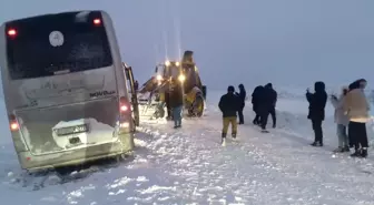 Kars'ta kar yağışı ve tipi nedeniyle saplanan tur otobüsündeki 30 kişi kurtarıldı