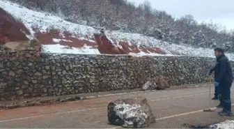 Tokat Almus'ta Yağışlar Nedeniyle Kaya Parçaları Yolu Kapattı