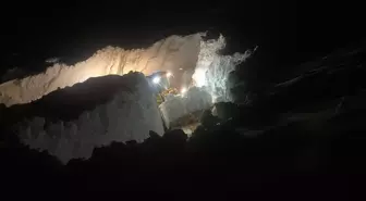 Yüksekova'da karla mücadele ekipleri köy yollarını açmak için çaba gösteriyor