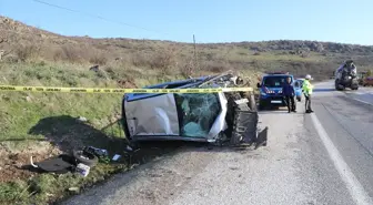 Balıkesir'de minibüs ile otomobil çarpıştı: 1 ölü, 8 yaralı