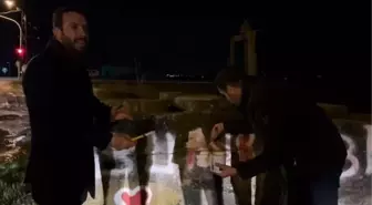 CHP Ceyhan Belediye Başkan Adayı Kadir Aydar, destekçilerinin duvar yazısını temizledi