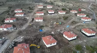 Kilis'te depremzedeler için yapılan köy evlerinin inşası sürüyor