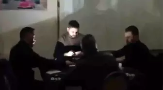 Bursa'da elektrikler kesilince gençler akıllı telefonlarının ışıklarıyla oyun oynamaya devam etti