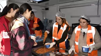 Kuşadası Belediyesi Makarna ve Ayran İkramına Başladı