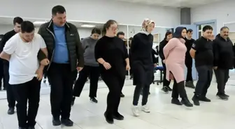 Düzce Kusursuz Kafede Özel Bireyler Halk Oyunları Provası Yapıyor