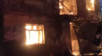 Bilecik'in Osmaneli ilçesinde çıkan yangında iki katlı bina kullanılamaz hale geldi
