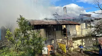 Samsun Ayvacık'ta bir ev yangında kullanılamaz hale geldi