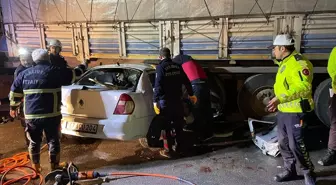 Şanlıurfa'da otomobil ile tırın çarpışması sonucu 3 kişi öldü, 2 kişi yaralandı