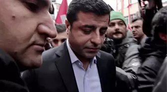 Selahattin Demirtaş annesinin rahatsızlığı nedeniyle Diyarbakır'a götürüldü