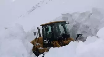 Hakkari'de Karla Mücadele Ekipleri Yol Açma Çalışmalarına Devam Ediyor