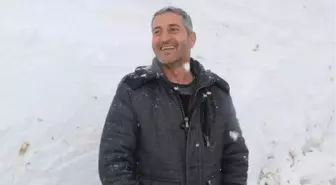 Hakkari'de karla mücadele ekipleri Dağlıca köyünün yolunu açmak için çalışıyor