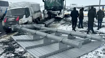 Ağrı'da Yolcu Otobüsü ile Kamyonet Çarpıştı: 11 Yaralı