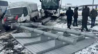 Ağrı'da yolcu otobüsü ile kamyonetin karıştığı trafik kazasında 11 kişi yaralandı