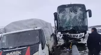 Ağrı'da yolcu otobüsü kamyonete çarptı: 11 yaralı