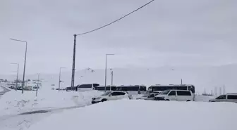 Kar ve tipi nedeniyle kapatılan Ağrı-Van kara yolu kontrollü olarak açıldı