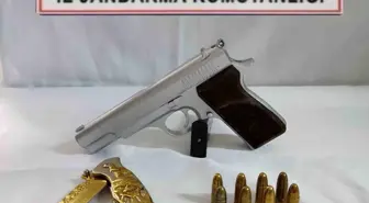 Tekirdağ İl Jandarma Komutanlığı'ndan araçta yapılan aramada bıçak ve tabanca ele geçirildi