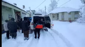 Yüksekova'da Kardan Kapanan Mezrada Astım Hastası Kurtarıldı