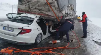 Otomobil, park halindeki tıra ok gibi saplandı: 2 ölü