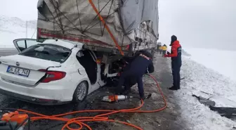 Bitlis'te Tıra Çarpan Otomobilde 2 Kişi Hayatını Kaybetti