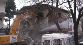 Büyükçekmece'de 64 daireli 49 yıllık binanın yıkımına başlandı