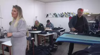 Depremde iş yeri ve evini kaybeden kadının atölyesi 7 kişiye iş imkanı sağlıyor