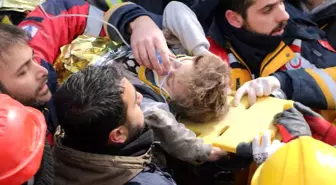 Depremde ailesini kaybeden çocuğa dayısı ve teyzesi sahip çıkıyor