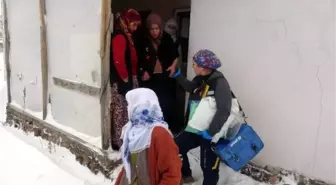 Karla Saplanan Ambulansla Doğum Yapan Kadın Kurtarıldı