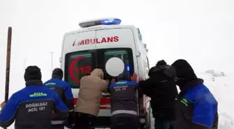 Van'ın Erciş ilçesinde kara saplanan ambulansla doğum sancısı çeken kadın hastaneye ulaştırıldı