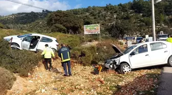 Finike'de Otomobil Çarpışması: 3 Kişi Yaralandı