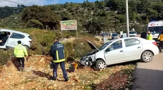 Finike'de Otomobil Çarpışması: 3 Kişi Yaralandı