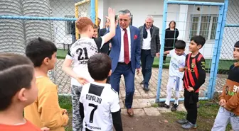 Kemer Belediyesi Futbol Okulu'nda formalar dağıtıldı