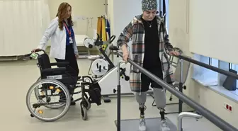 Depremde enkaz altında kalan genç kız, protezleri sayesinde ayağa kalkıp sağlık çalışanı olma hayalini gerçekleştiriyor
