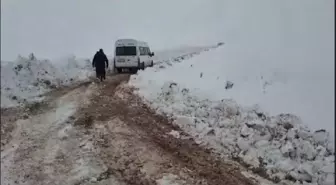 Siirt'te kar nedeniyle mahsur kalan 15 kişi kurtarıldı