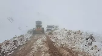 Siirt'te karda mahsur kalan vatandaşlar kurtarıldı